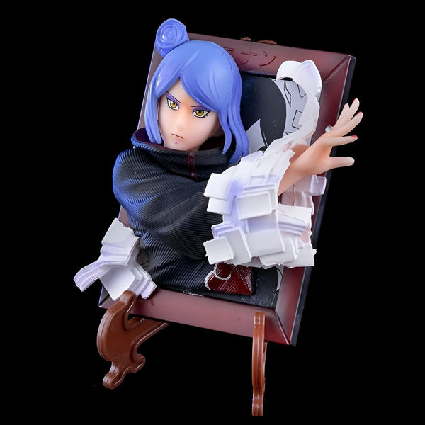 Figurines de collection Naruto représentant Konan, personnage féminin de l'anime, dans un cadre. Elle porte une tenue noire et blanche et a les cheveux bleus.