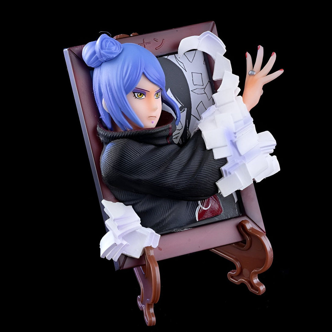 Figur de Konan de Naruto Shippuden, représentée en 3D dans un cadre en bois avec des détails sur sa tenue et son expression.  Parfait pour les fans de Naruto!