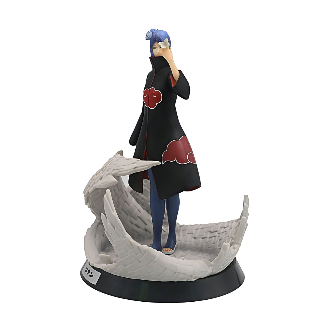 Figurine de Pain, personnage de l'anime Naruto, debout sur un socle représentant ses ailes d'ange. Il est habillé de son emblématique manteau rouge à nuages et tient une fleur blanche dans sa main.