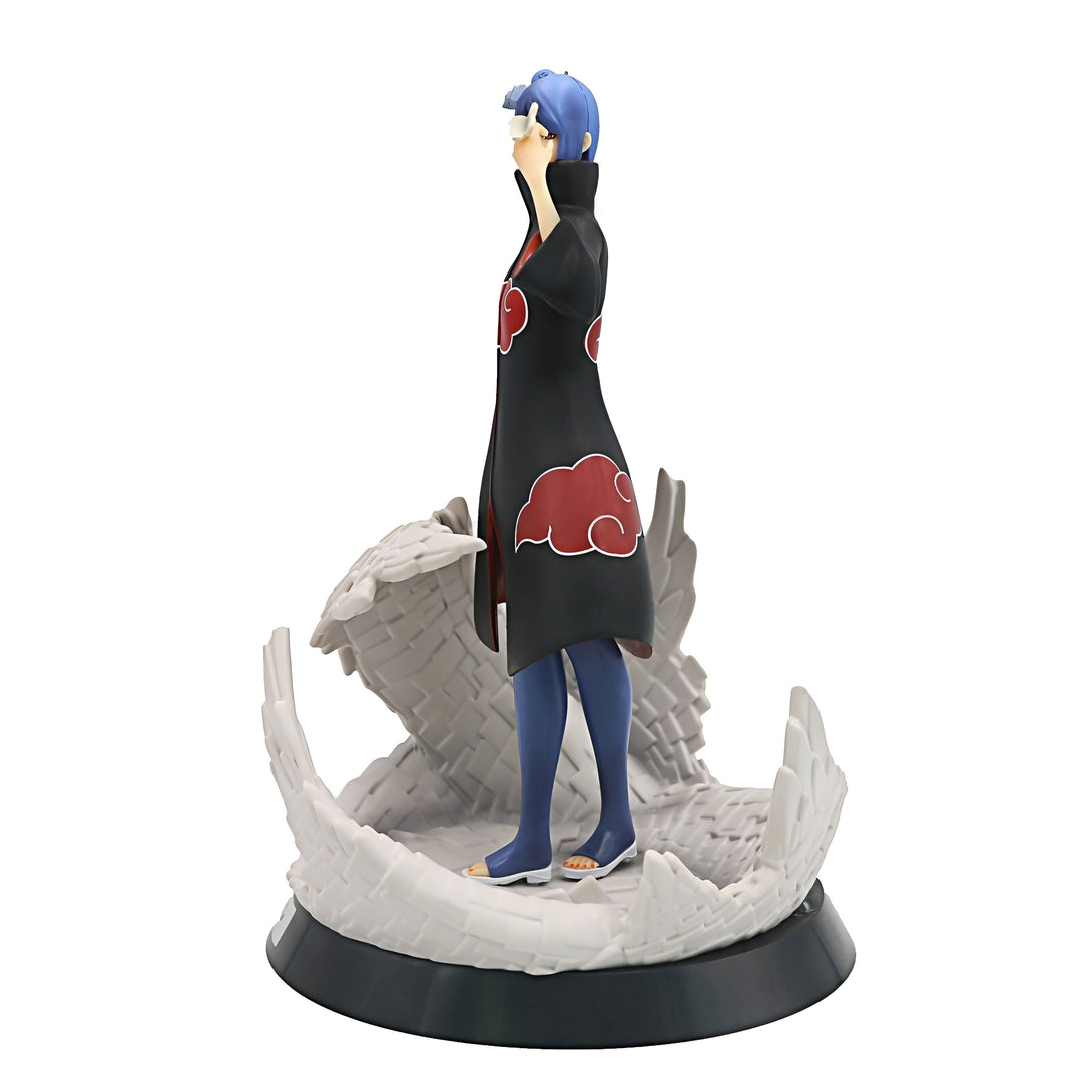 Figurines de collection Naruto Shippuden - Figurine de Pain en tenue de combat avec le symbole de Akatsuki sur son manteau et une base représentant des rochers brisés.