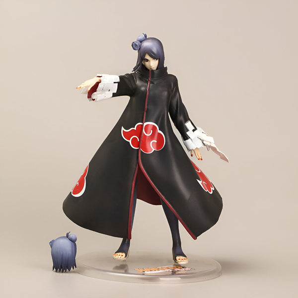 Figurines Naruto - Figurine de Konan de l'anime Naruto. Konan est représentée portant sa tenue signature noire avec les emblèmes rouge du Akatsuki. La figurine est en position de combat et a été réalisée avec une grande attention au détail. Elle est accompagnée d'une base transparente.
