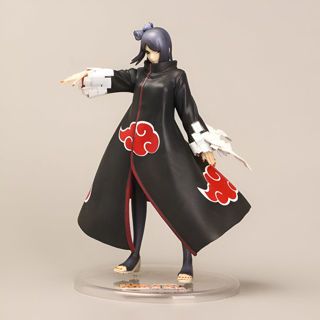 Figure de Konan, un personnage de l'anime Naruto, en tenue de l'Akatsuki avec ses cheveux noirs et ses yeux rouges.
