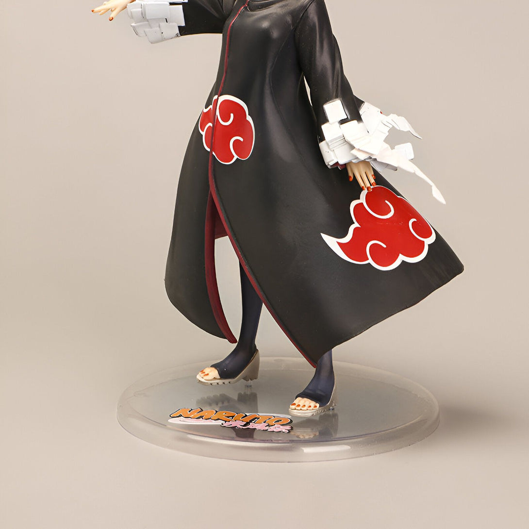 Figure de collection de Konan, un personnage de l'anime Naruto, portant sa tenue caractéristique avec les nuages rouges, sur un socle transparent avec le logo Naruto.