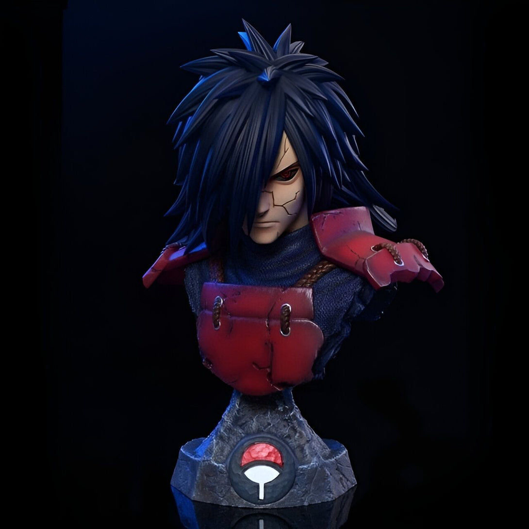 Buste de Madara Uchiwa, un personnage emblématique de l'anime et manga Naruto, portant son armure rouge et le symbole de l'Akatsuki. Cette figurine est un must-have pour tous les fans de Naruto.