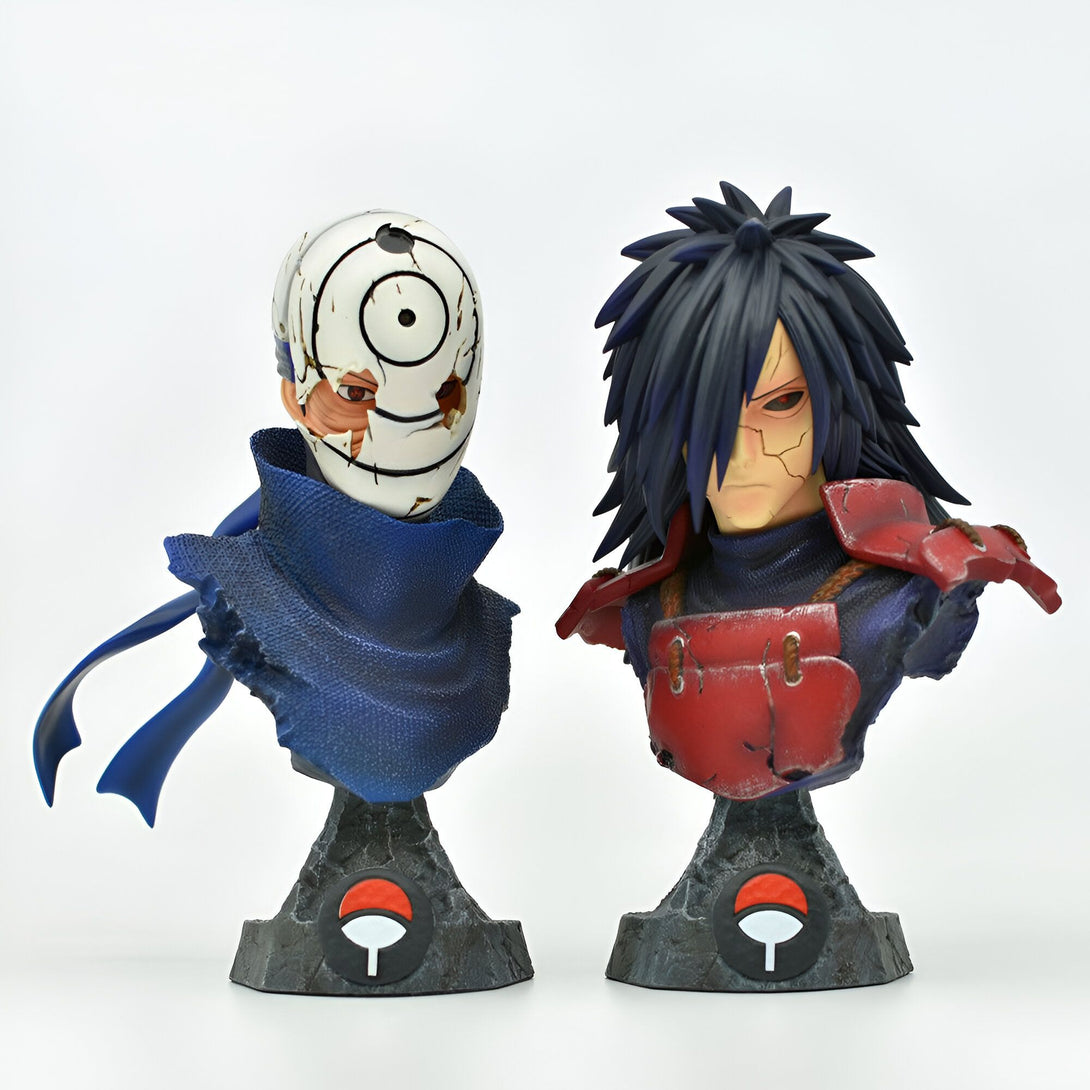 Deux bustes de personnages de l'anime Naruto : Obito Uchiha et Madara Uchiha, sur des socles ornés du symbole de l'Akatsuki.
