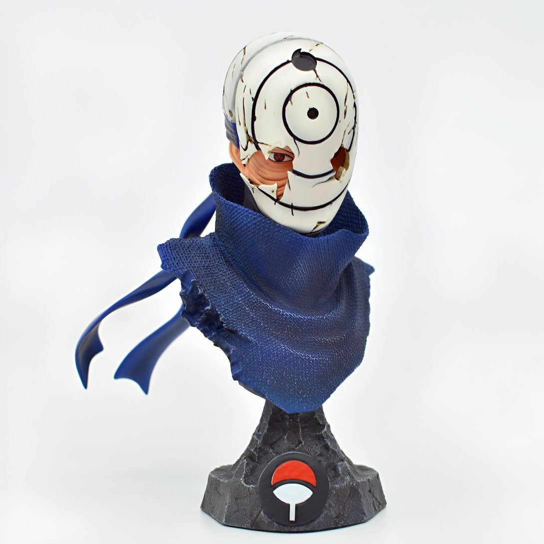 Buste de Obito Uchiha, un personnage de l'anime Naruto, portant son masque caractéristique et son emblème Akatsuki sur le socle.