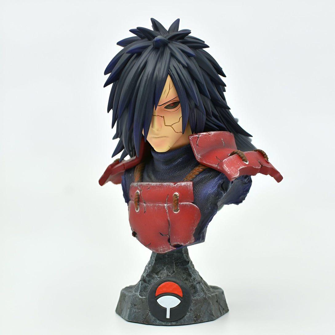 Buste de Madara Uchiwa, personnage emblématique de l'anime Naruto, portant son armure rouge et le symbole du Sharingan sur sa base.
