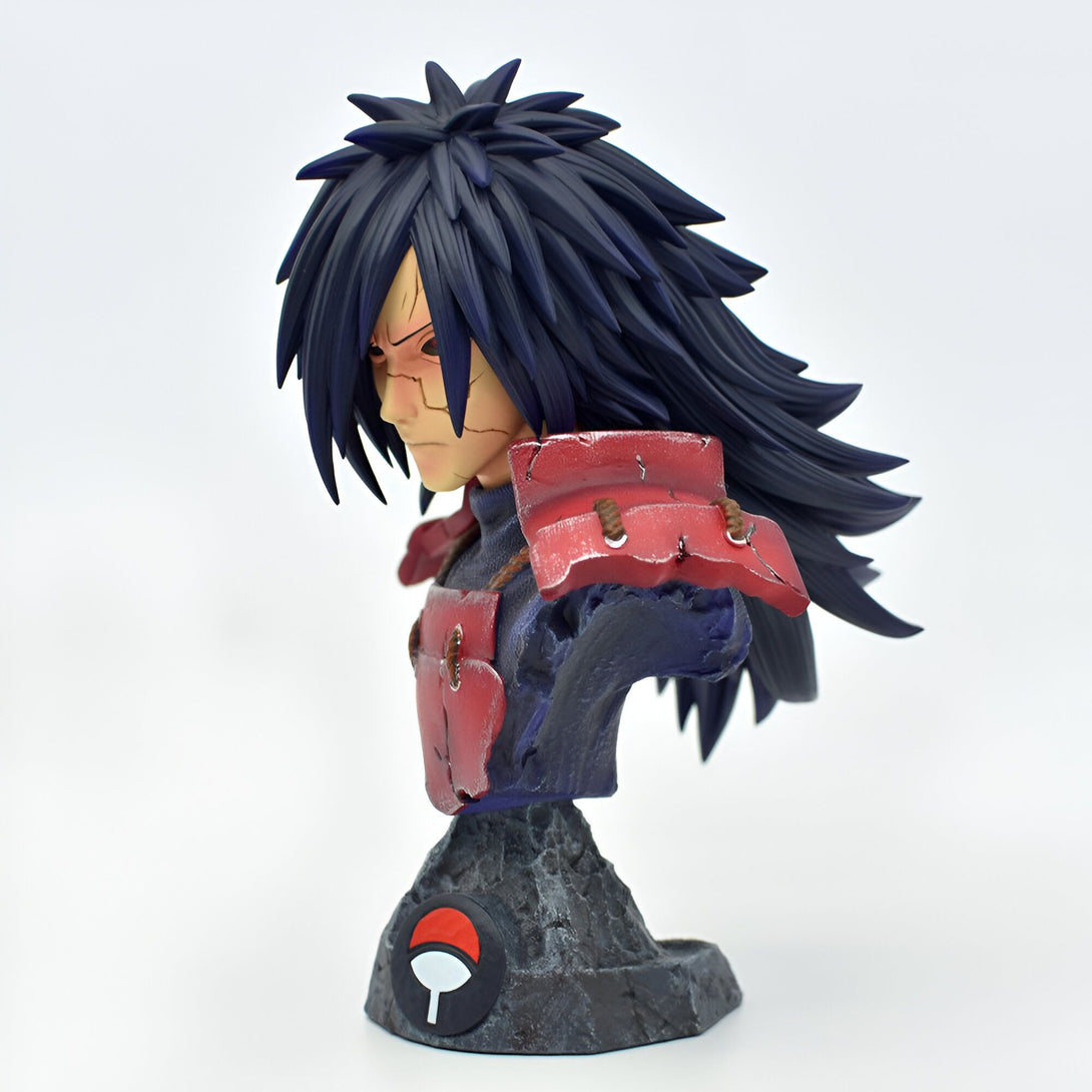 Buste de Madara Uchiwa, personnage de l'anime Naruto, portant une armure rouge et noire et arborant son emblématique Sharingan.