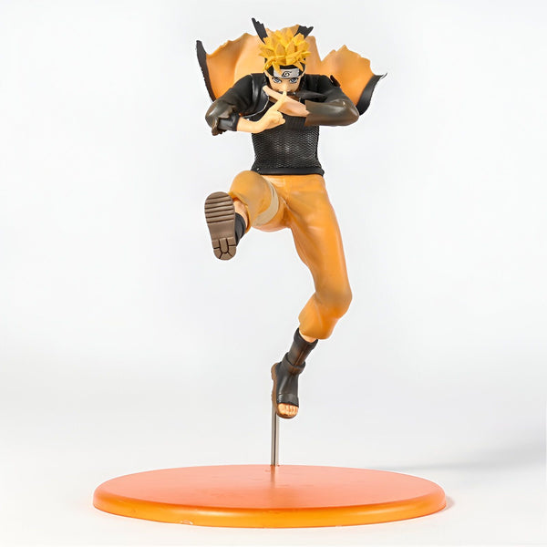 Figurine Naruto Uzumaki en action, prêt à attaquer avec son célèbre Rasengan. Il est vêtu de sa tenue orange emblématique et pose sur un socle orange.