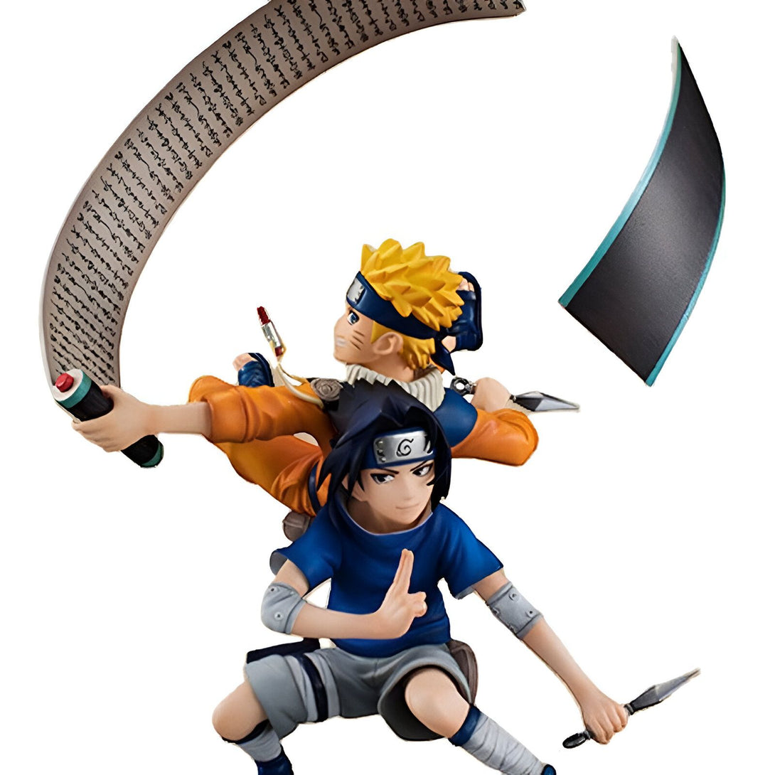 Naruto et Sasuke, les deux protagonistes de l'anime Naruto, se battant avec leurs techniques spéciales. Sasuke tient un kunaï dans chaque main, tandis que Naruto attaque avec un rouleau de parchemin. Cette figurine de collection est un excellent ajout à tout fan de Naruto.
