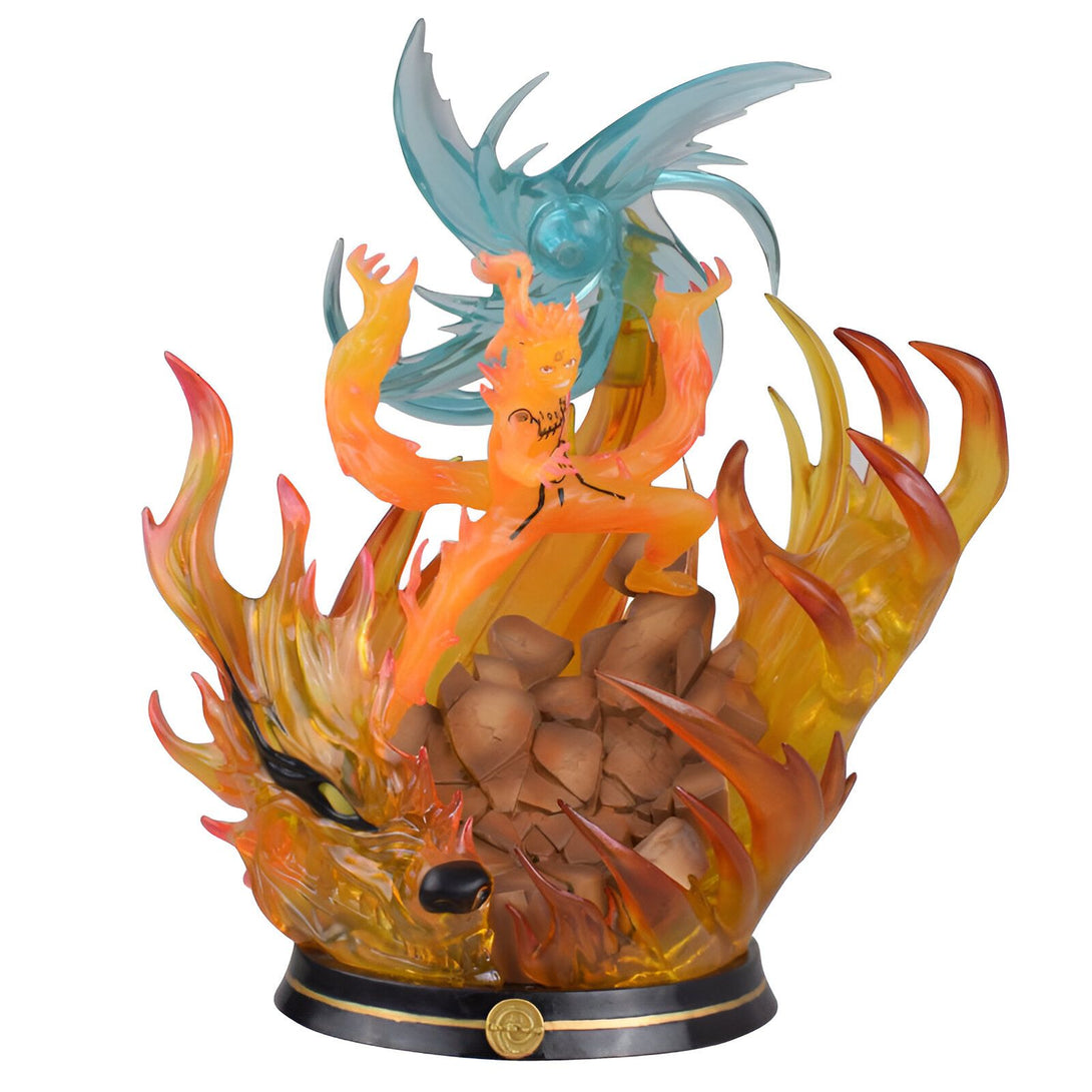 Naruto en mode Kyûbi, figurine en PVC représentant le personnage dans sa forme de démon renard à neuf queues. La figurine est placée sur un socle en forme de flamme.