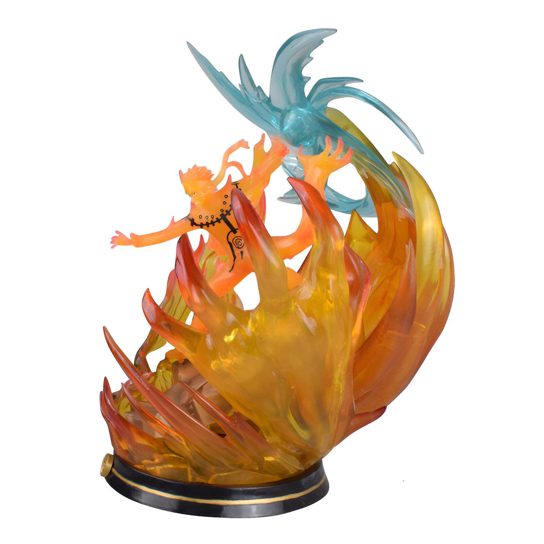 Statue Naruto en mode Kyûbi, entouré de flammes orange et d'une créature bleue, sur un socle noir.  Figurine de collection pour les fans de l'anime Naruto.