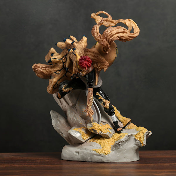 Figure de Gaara du manga Naruto en train d'utiliser son Shukaku, le démon à une queue, avec des effets spéciaux de sable et de poussière.
