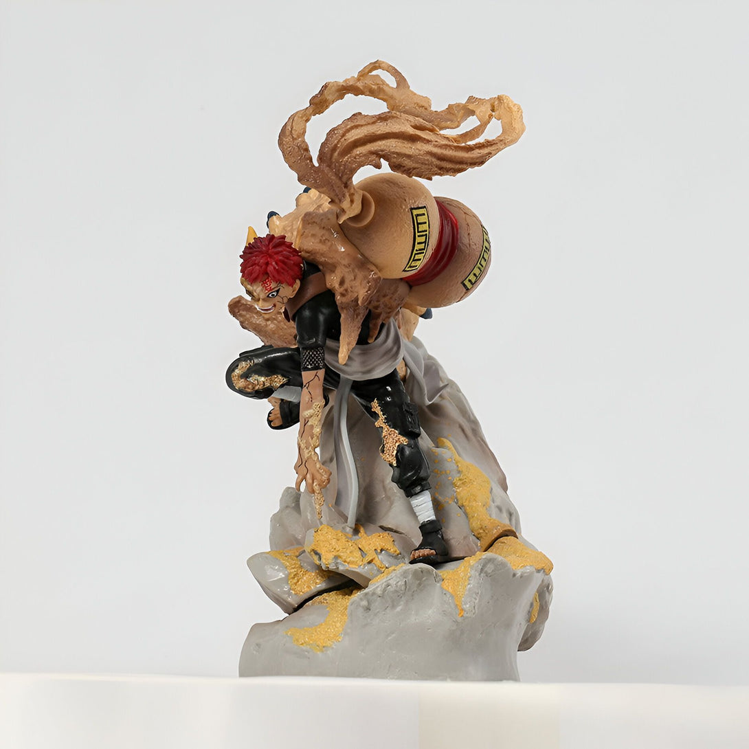 Figurines Naruto Gaara, personnage de l'anime Naruto, debout sur un rocher avec son sable.
