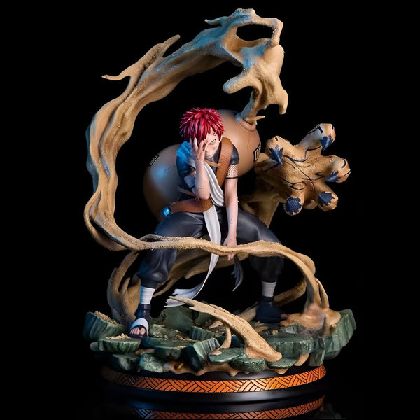 Statue de Gaara, personnage de l'anime Naruto, manipulant le sable avec une main. Il porte son costume et est prêt à se battre. Cette statue est une représentation fidèle du personnage et de ses pouvoirs.