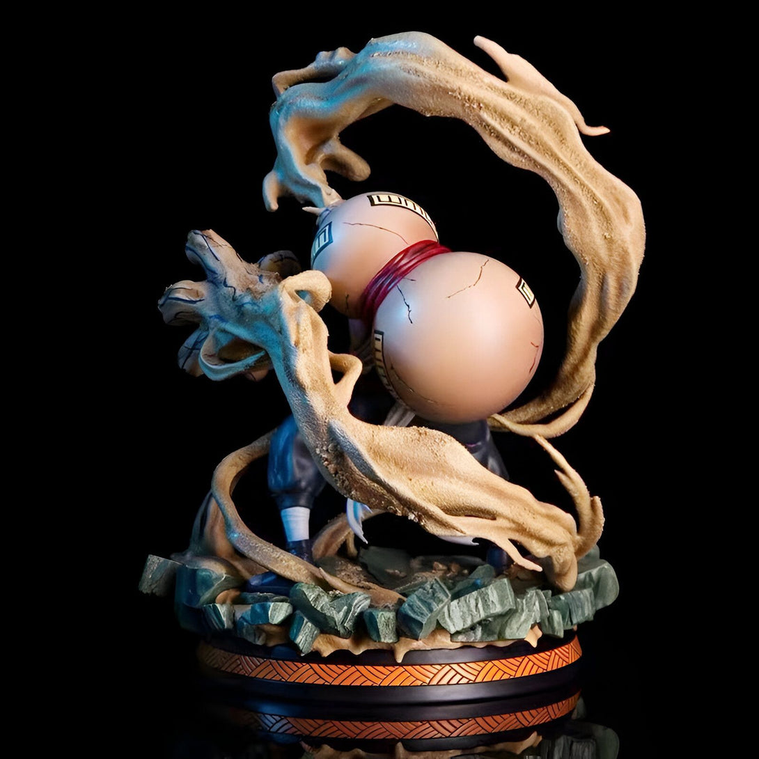 Statue de Gaara, personnage de l'anime Naruto, utilisant sa technique de sable. Il est représenté avec des gourdes sur son dos, une posture puissante et une base de sable.