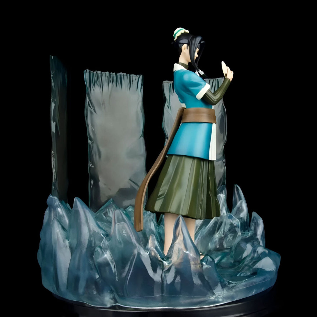 Figurines Naruto de Haku, le ninja du Village du Pays de l'Eau, sur un socle en glace, tenant une glace dans sa main.