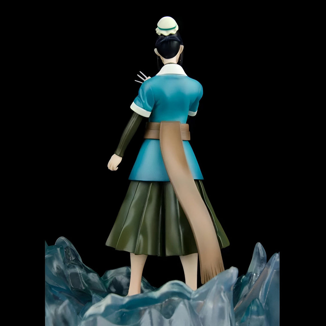 Figure de Naruto de Haku en tenue bleue et jupe verte, debout sur un socle de glace.