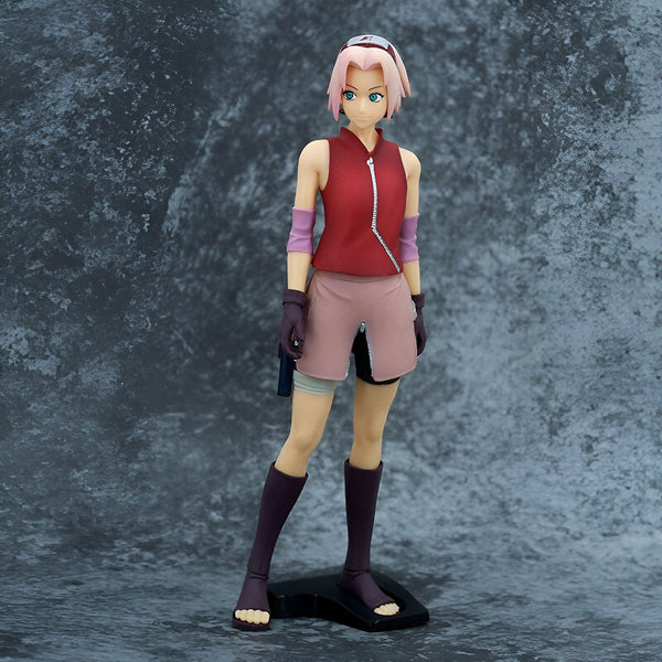 Figurines Naruto de Sakura Haruno, la kunoichi de Konohagakure. Elle est vêtue de son uniforme rose et rouge et porte ses célèbres sandales.