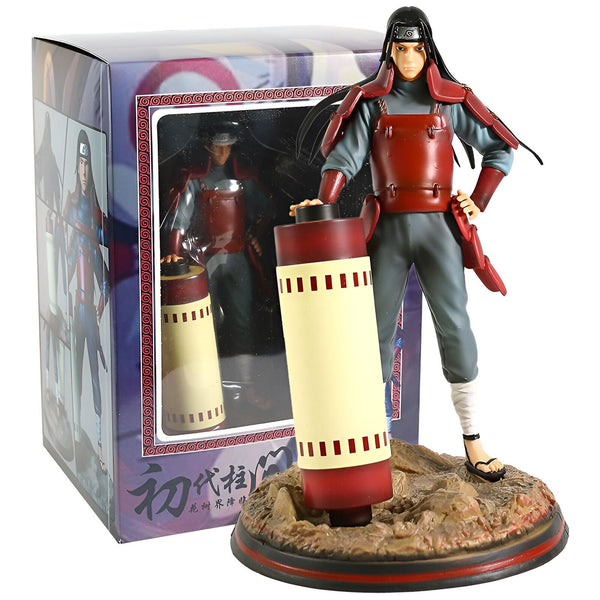 Figur de collection de Madara Uchiha de Naruto, debout sur un socle de roche avec un rouleau dans sa main. Il est vêtu d'une armure rouge et d'un pantalon bleu.