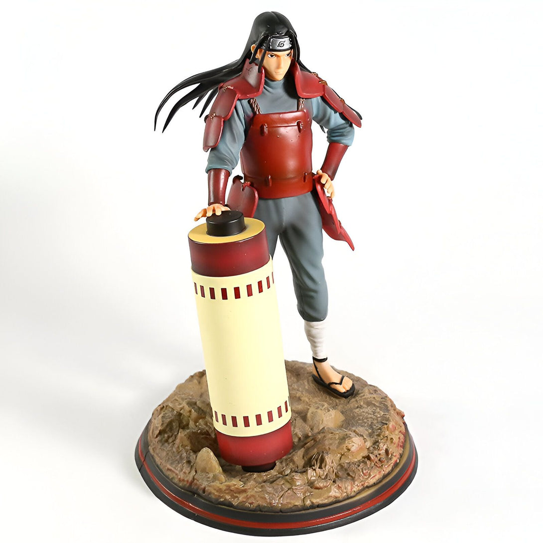 Figur de collection de Naruto représentant  Jiraiya, un personnage populaire de l'anime. Il est représenté dans son costume signature, tenant un rouleau de parchemin. Un excellent cadeau pour les fans de Naruto.