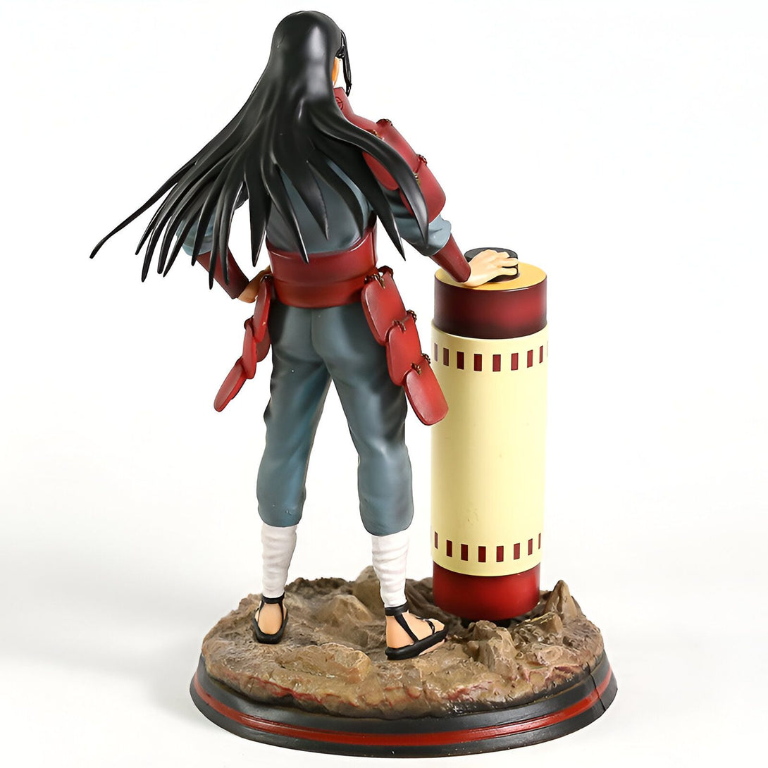 Figure de collection Naruto Shippuden représentant Hidan, un membre de l'Akatsuki, debout sur une base. Il porte sa tenue rouge et bleue caractéristique et sa longue chevelure noire. La figurine est en PVC de haute qualité et détaillée.