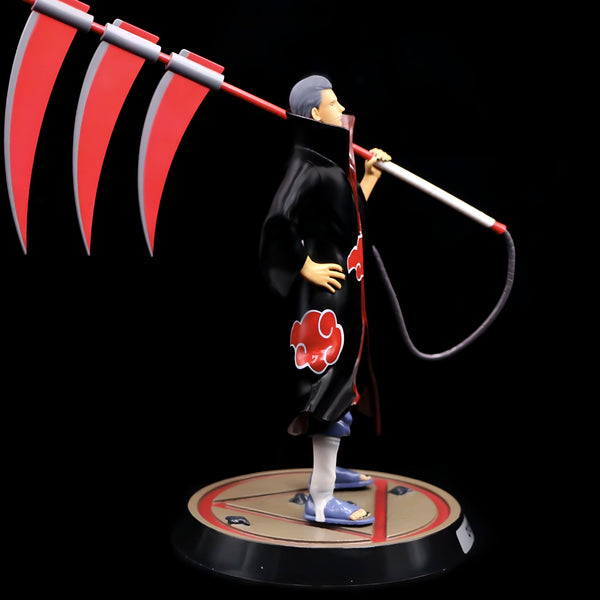 Figurino de Pain de Naruto, le personnage tenant sa faucille rouge et noire emblématique, debout sur un socle circulaire avec le symbole Akatsuki.