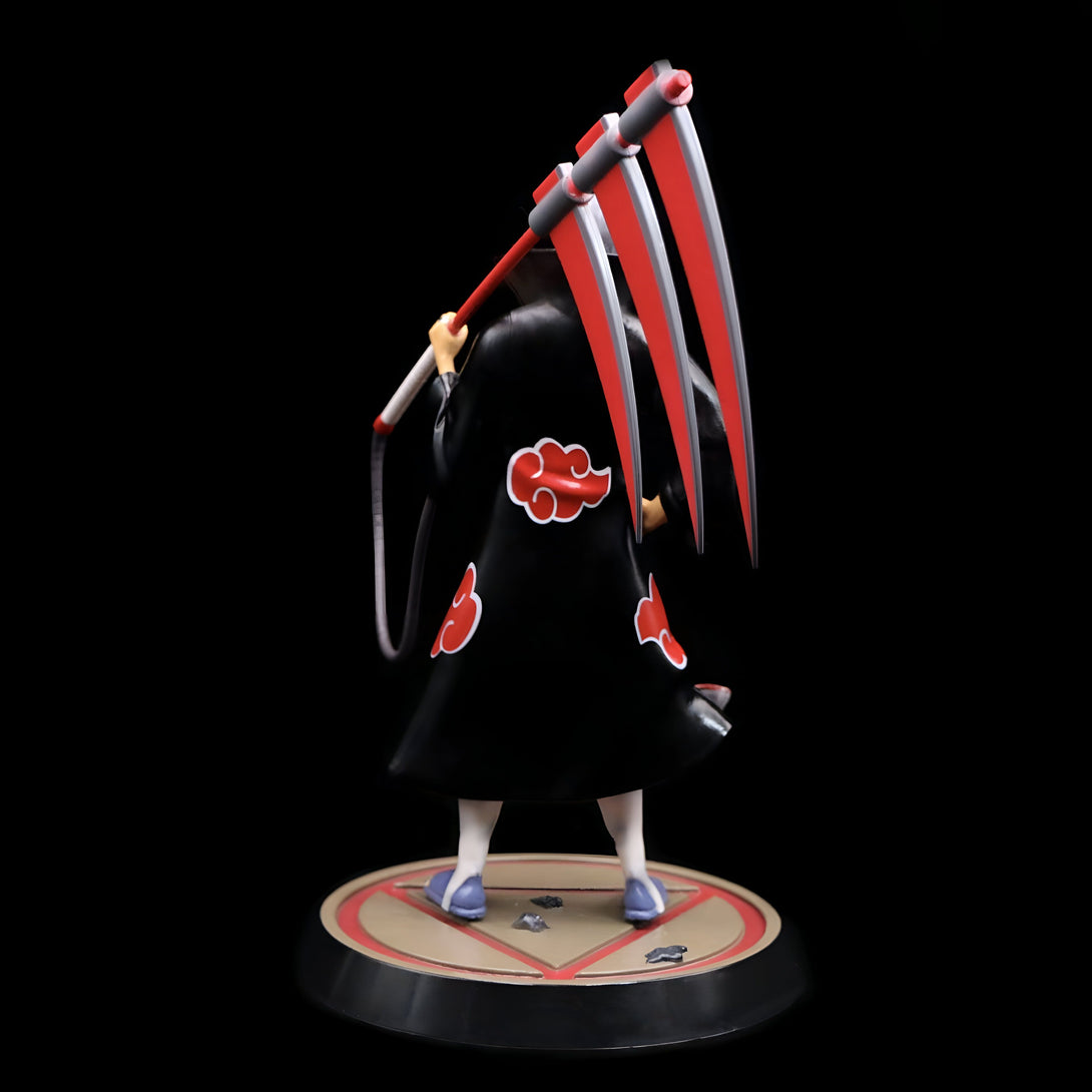 Statue de Pain de Naruto Shippuden avec sa célèbre arme, la "Lame des six chemins", sur son socle de combat.  La figurine est représentée de dos, tenant son arme sur son épaule.  Le détail de son manteau et de sa cape est excellent.
