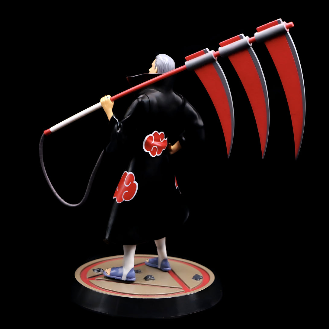 Figurine de Pain, personnage de Naruto, tenant sa faucheuse de chakra. La figurine est en position debout et porte son costume emblématique noir avec le symbole de l'Akatsuki sur le dos. La figurine est sur un socle circulaire.