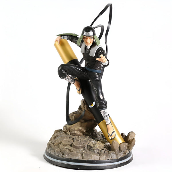 Figur de collection Naruto Shippuden représentant Zōri, l'un des membres des sept ninjas de la lame de l'ombre, tenant un bâton de combat et regardant dans la direction du spectateur.