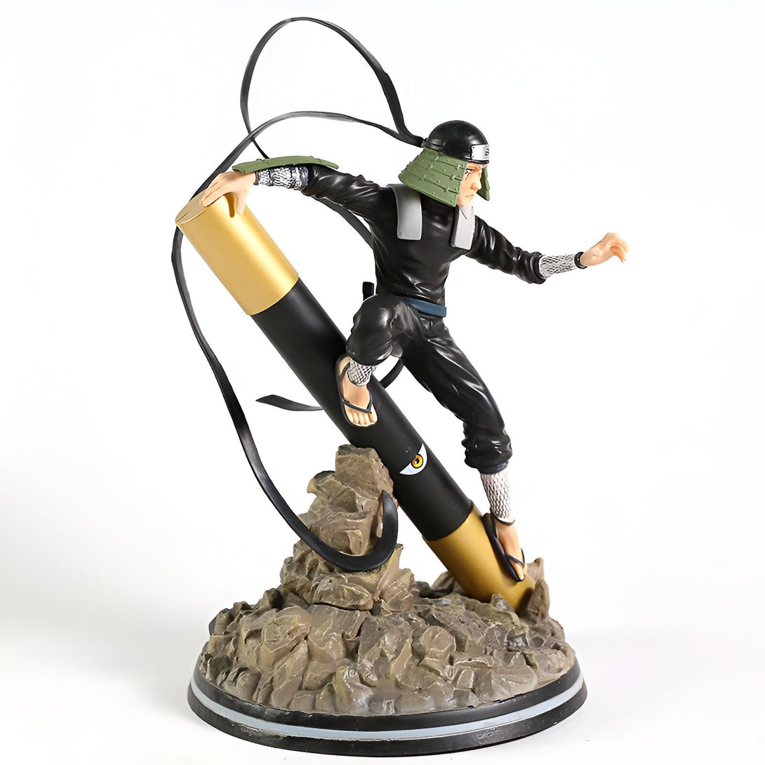 Figurine de collection de Naruto représentant un personnage portant un costume noir et un bandeau vert, debout sur un rocher et tenant une arme.