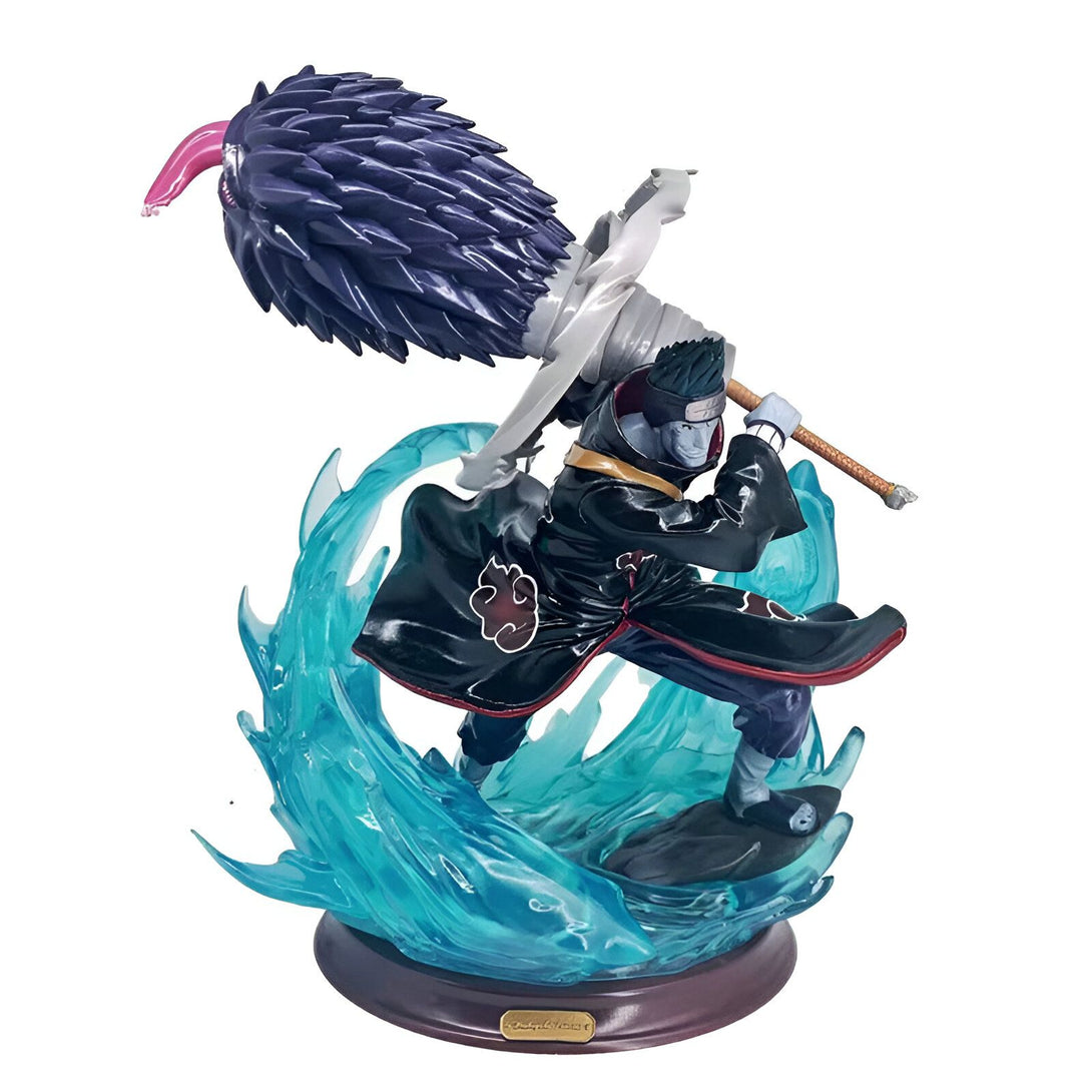Figurine de collection de Pain de Naruto Shippuden, le personnage est représenté sur une vague d'eau bleue avec son arme signature, la "scythe", et son costume noir emblématique.