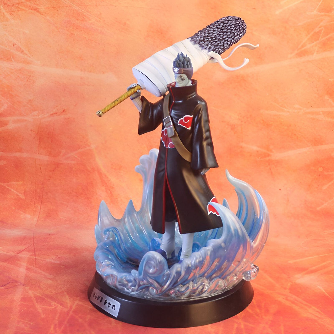 Statue de figurine de Pain de Naruto, debout sur un socle de vagues, tenant son arme signature, la "Lame du Dieu de la Mort".