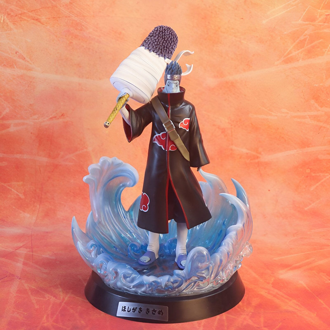 Statue de Pein de Naruto debout sur une base d'eau bleue avec son arme emblématique.