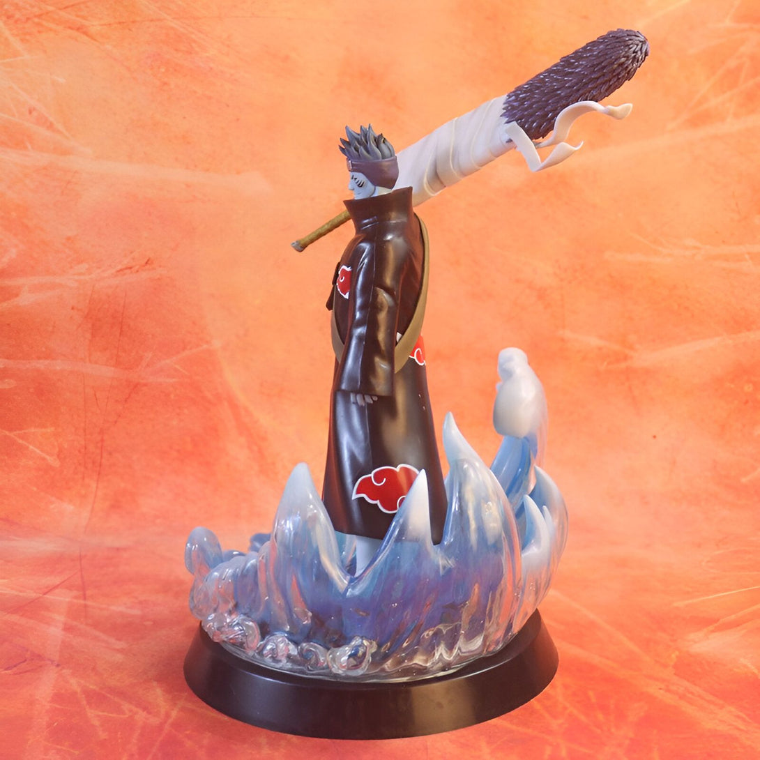 Statue de Pain, personnage de l'anime Naruto, tenant son arme sur l'épaule, debout sur une base représentant des vagues.