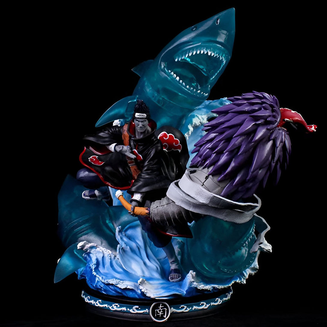 Statue de Kisame Hoshigaki, personnage de l'anime Naruto, en train d'invoquer Samehada, son sabre. Il est sur une vague bleue avec un requin. La statue est de très haute qualité et possède des détails incroyables.