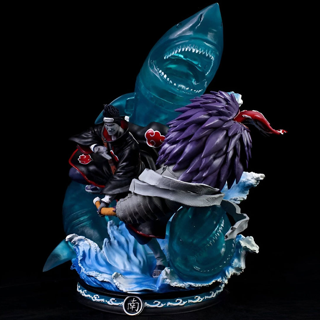 Statue de Naruto représentant Kisame Hoshigaki chevauchant un requin avec un symbole de nuage sur le corps. La figurine est posée sur une base d'eau.