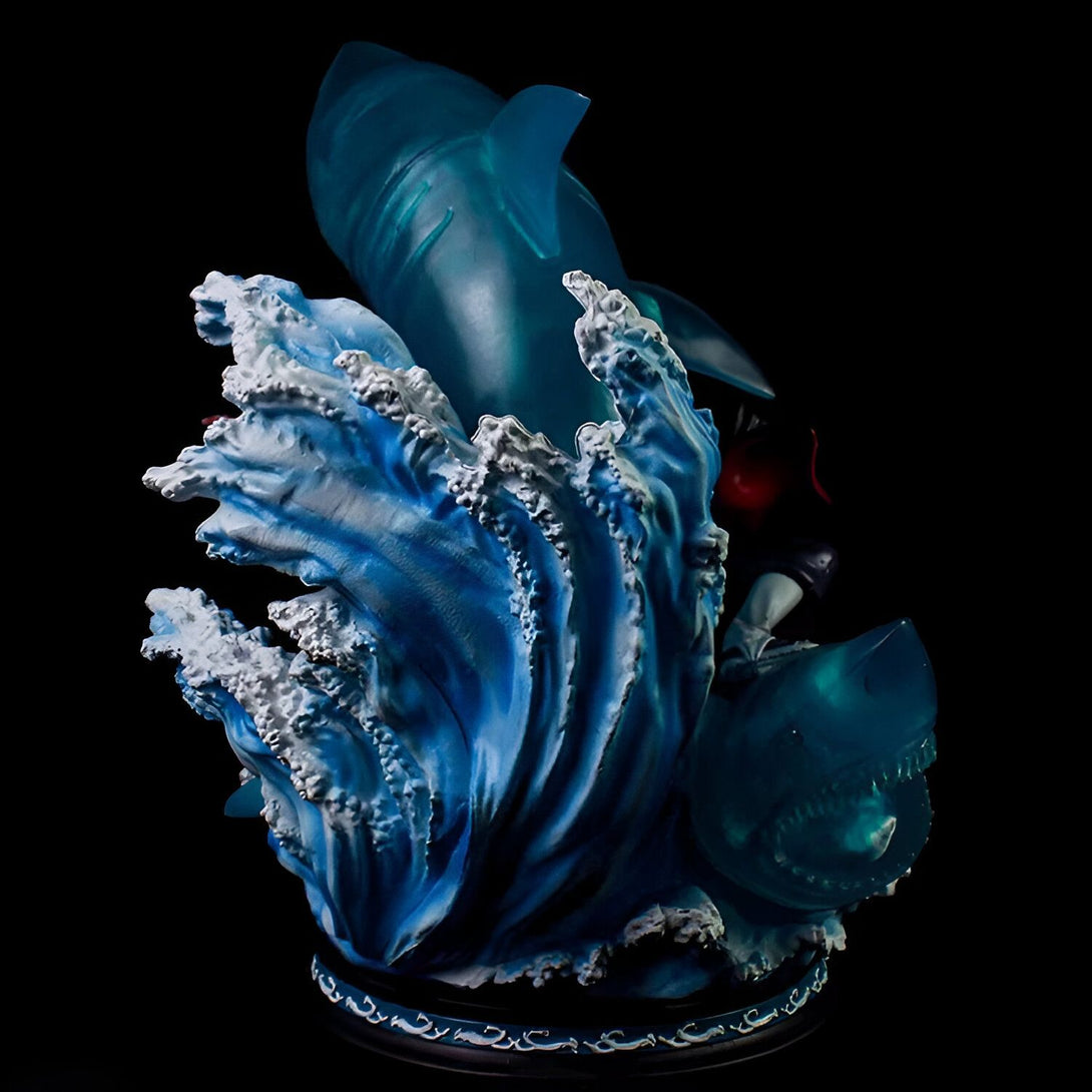 Statue en résine de Naruto Uzumaki, avec des vagues d'eau qui se brisent sur lui et des requins qui le suivent. La statue est peinte dans des tons bleus et blancs.