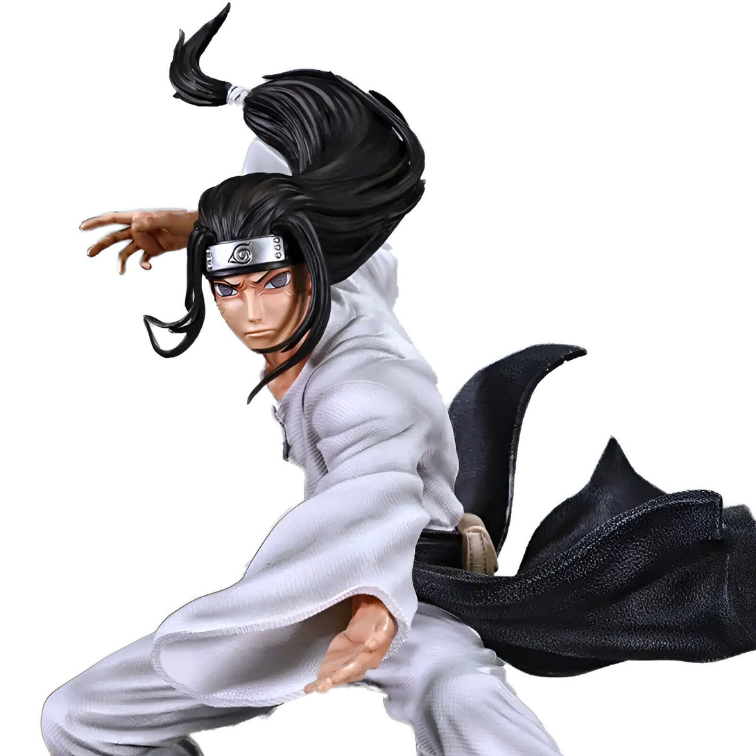 Figure de collection de Might Guy de Naruto, portant un kimono blanc et noir, avec ses cheveux noirs attachés en arrière. Il est en position de combat, les poings levés.