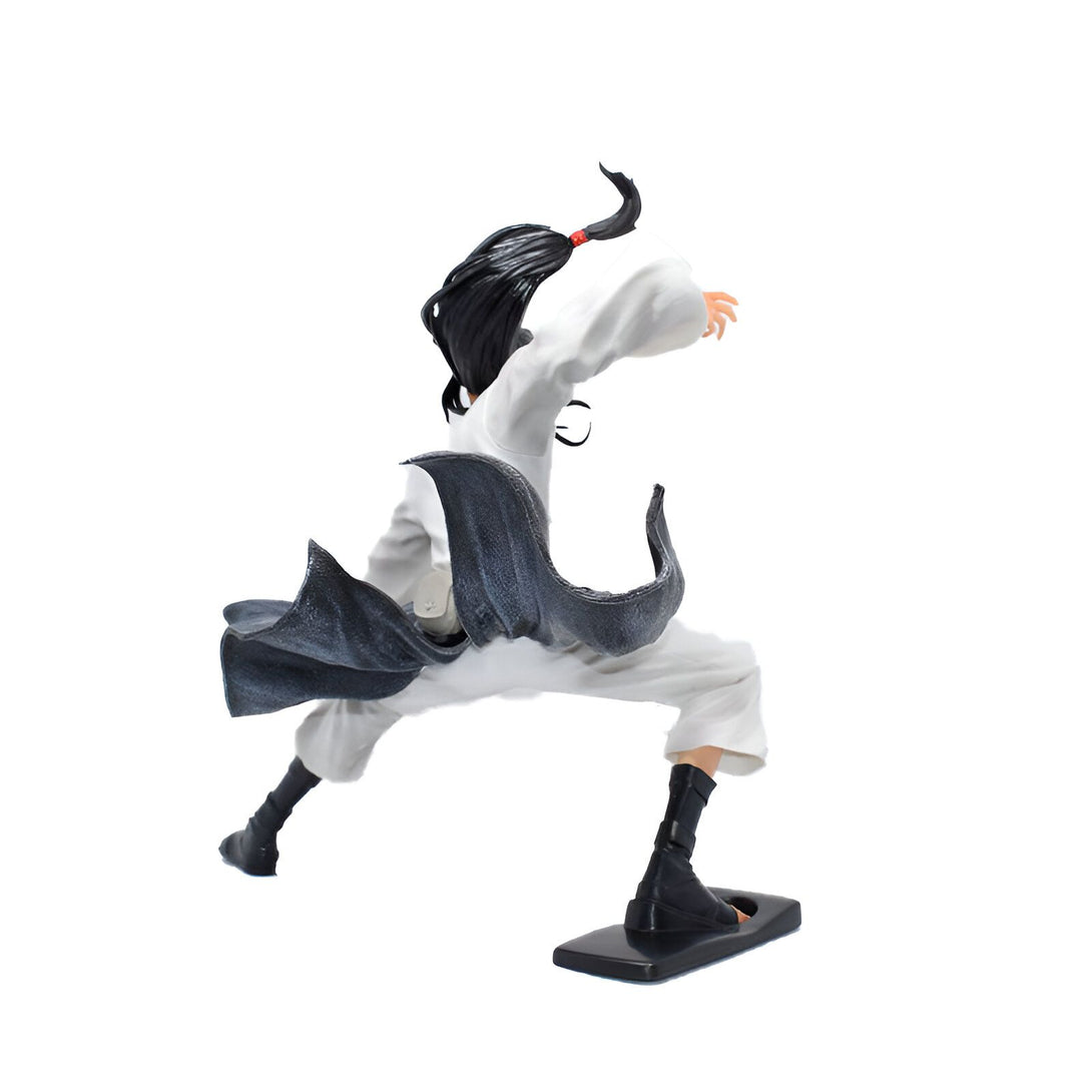 Figure de Naruto en PVC, portant un costume blanc et une cape noire, en position d'attaque. La figure est posée sur un socle noir.
