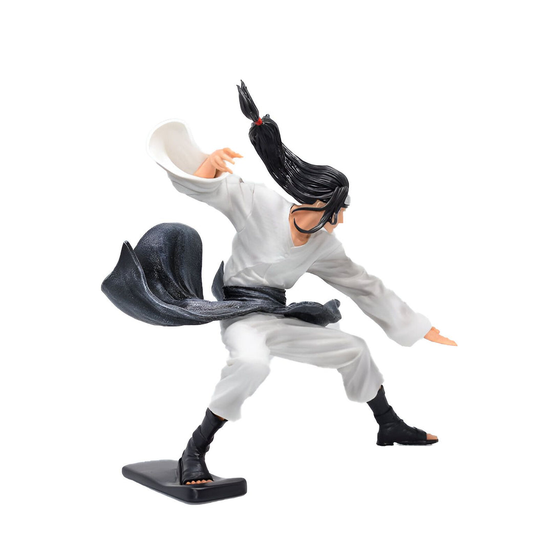 Figurine de Naruto en PVC, dans une pose dynamique, vêtu d'une tenue blanche et noire, avec un bandana sur le front.