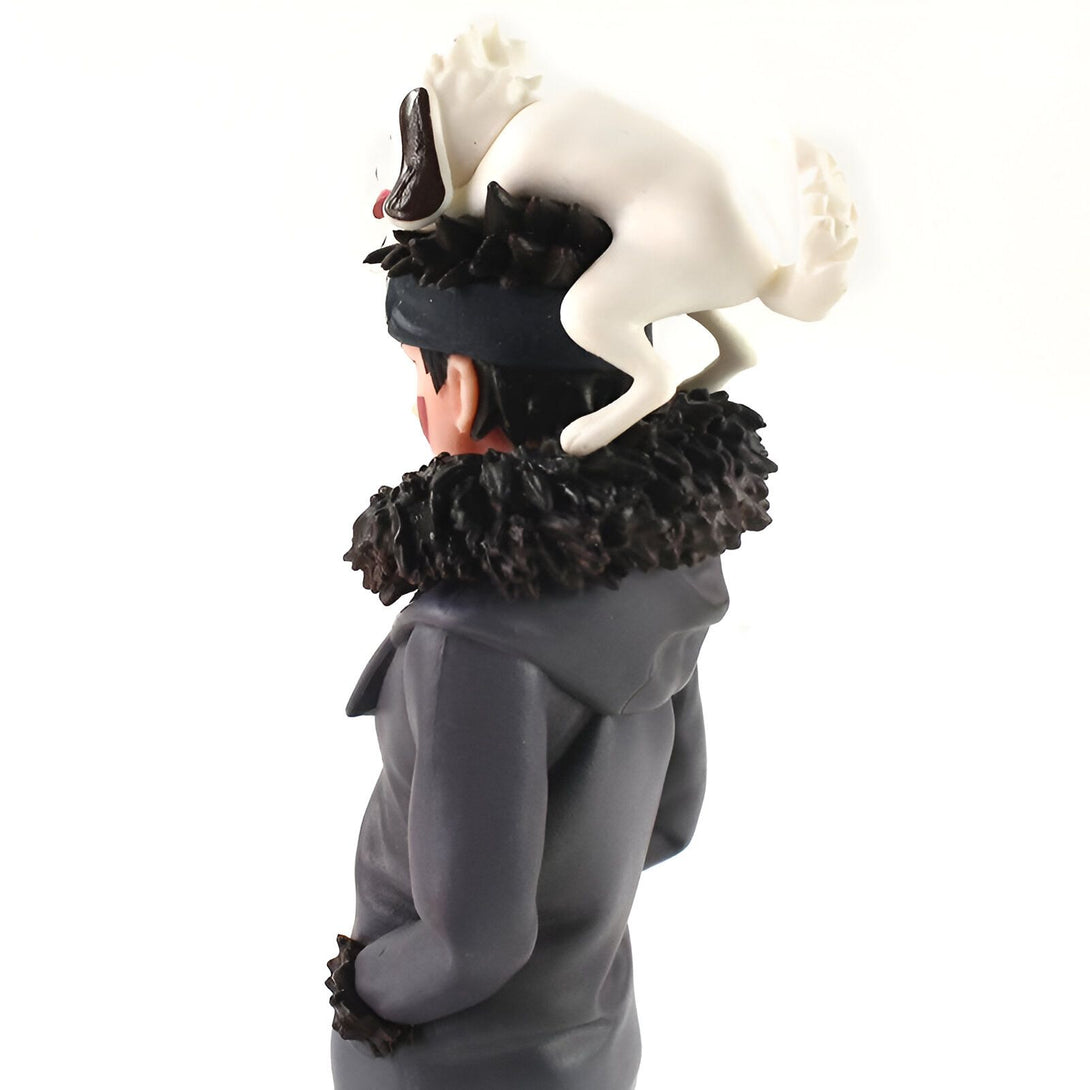 Figurine Naruto en PVC représentant un personnage portant un manteau en fourrure et un chien blanc sur la tête.