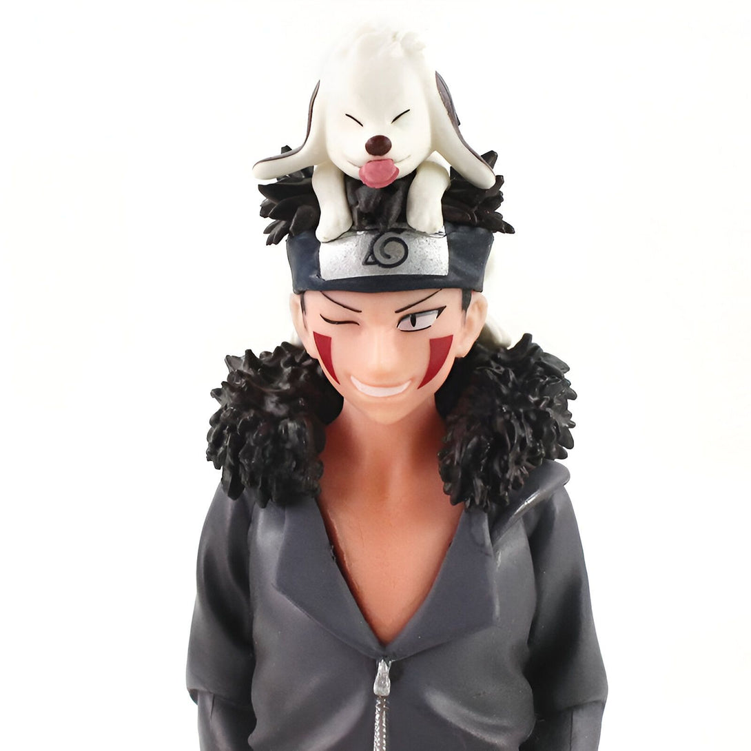 Figurine de Naruto représentant Kakashi Hatake avec son chien Pakkun sur la tête. Kakashi porte un bandeau avec le symbole de Konoha, un manteau noir et un bandana.