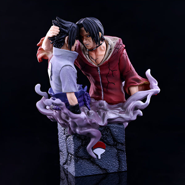 Statue en PVC de Naruto et Sasuke, représentés se faisant face, enveloppés d'une fumée violette sur un socle gravé du logo du village de Konoha.