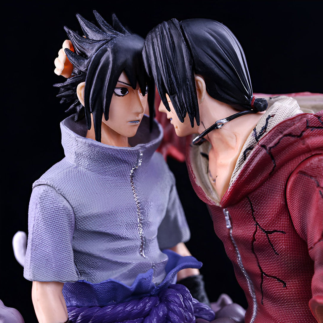 Figurine Naruto et Sasuke de l'anime Naruto Shippuden. Sasuke est vêtu d'un manteau rouge et Naruto porte un haut gris et un pantalon violet.