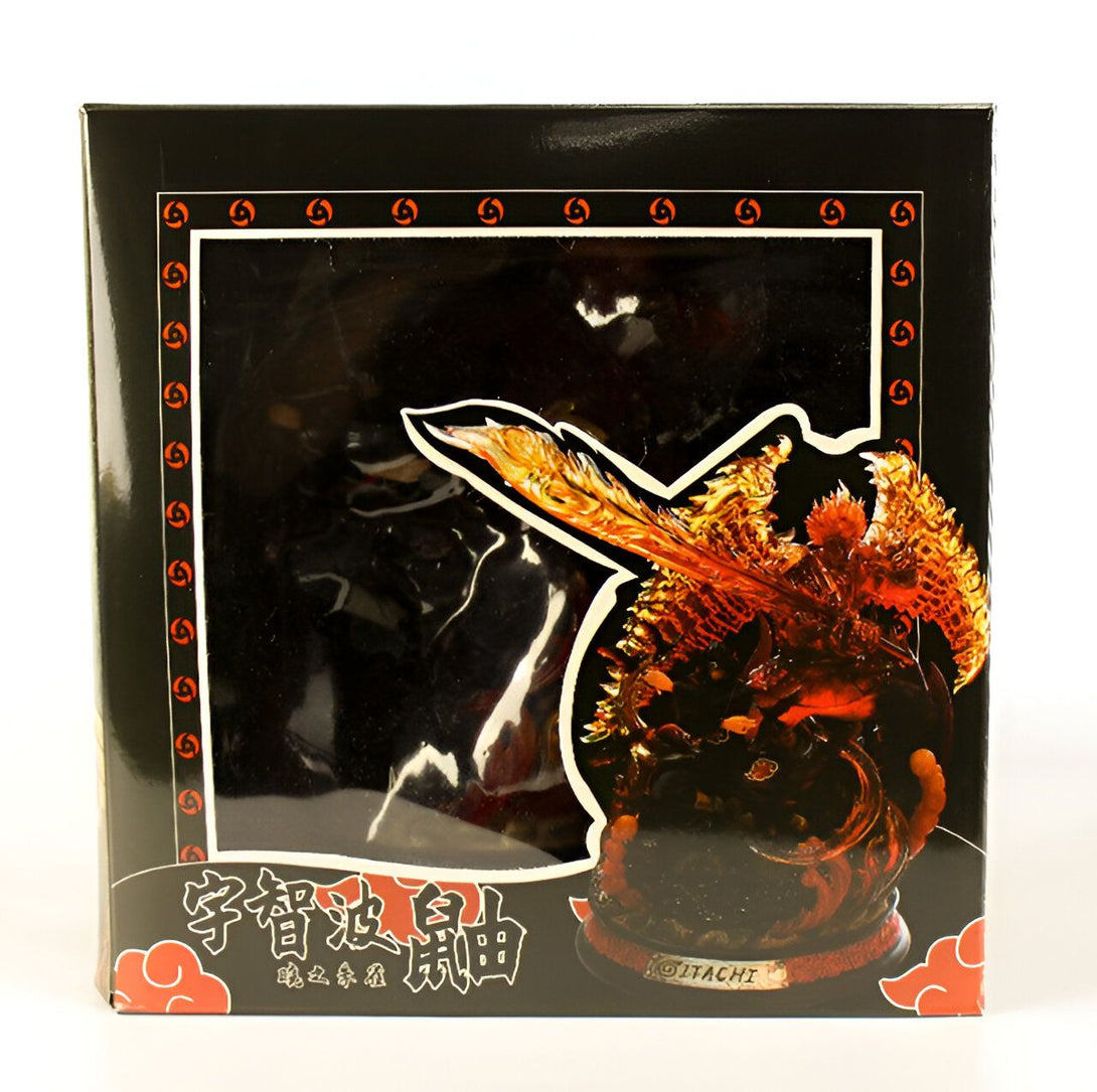Boîte de figurine en PVC d'Itachi Uchiha dans son Susanoo, issue de l'univers de Naruto. La figurine est dans une pose dynamique, avec ses ailes déployées et son épée levée. Le design est très détaillé et coloré, avec des effets de flammes et de fumée. Un must-have pour les fans de Naruto !