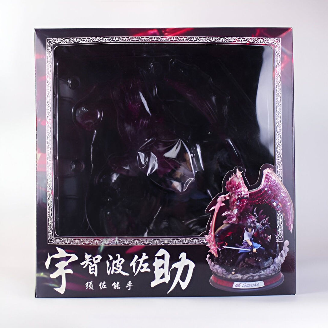 Boîte de figurine Naruto Shippuden représentant Sasuke, avec son Susanoo à ailes rouges, dans une pose de combat. La figurine est emballée dans un blister et est livrée avec un socle.