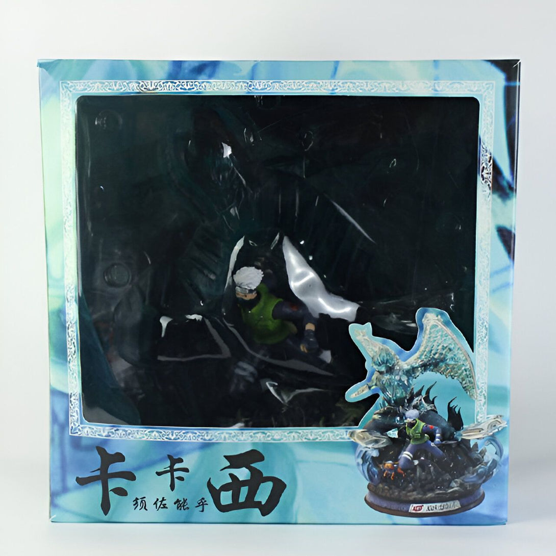 Boîte de figurine Naruto Shippuden représentant Kakashi Hatake dans une pose dynamique avec son Sharingan activé. La figurine est accompagnée d'un socle représentant le terrain sur lequel il se tient.