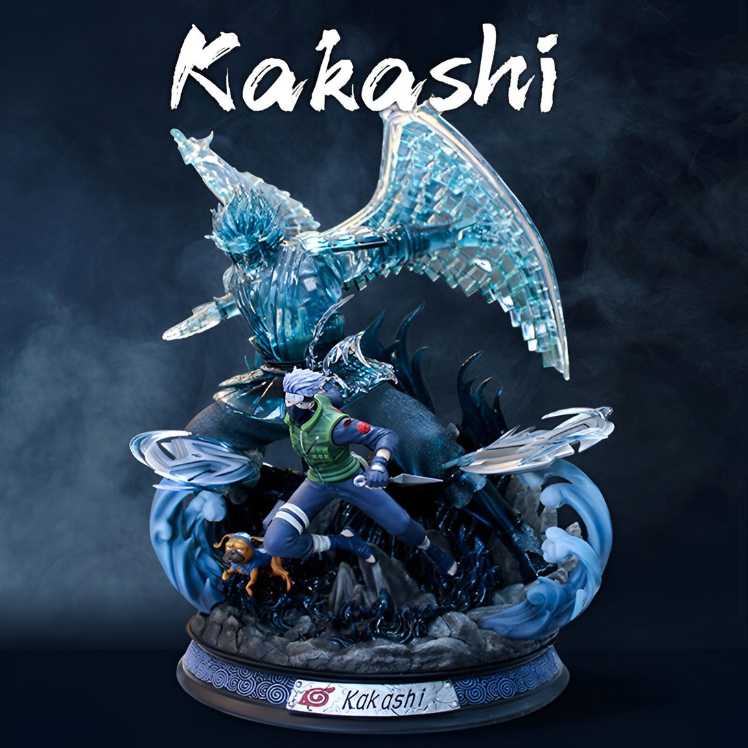 Statue de Kakashi Hatake de Naruto Shippuden, représentant le personnage avec le Sharingan et le Mangekyo Sharingan, dans une pose dynamique avec des effets de fumée et d'eau.