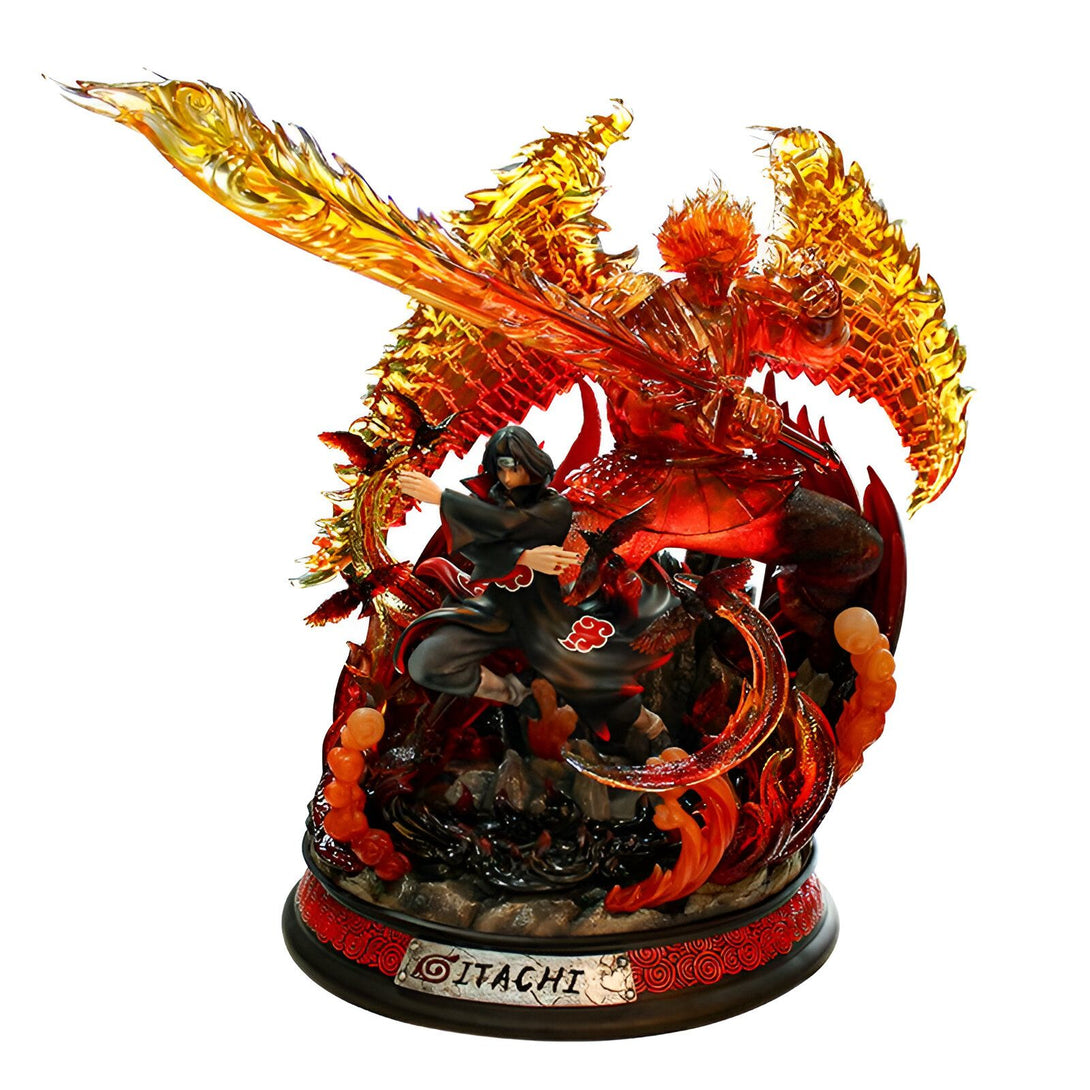 Statue de l'anime Naruto représentant Itachi Uchiha dans sa forme Susanoo, tenant l'épée Totsuka no Tsurugi. Le Susanoo est une entité divine de chakra de couleur rouge et orange avec des ailes d'ange. La base de la statue est noire avec le logo d'Itachi et des détails dorés.